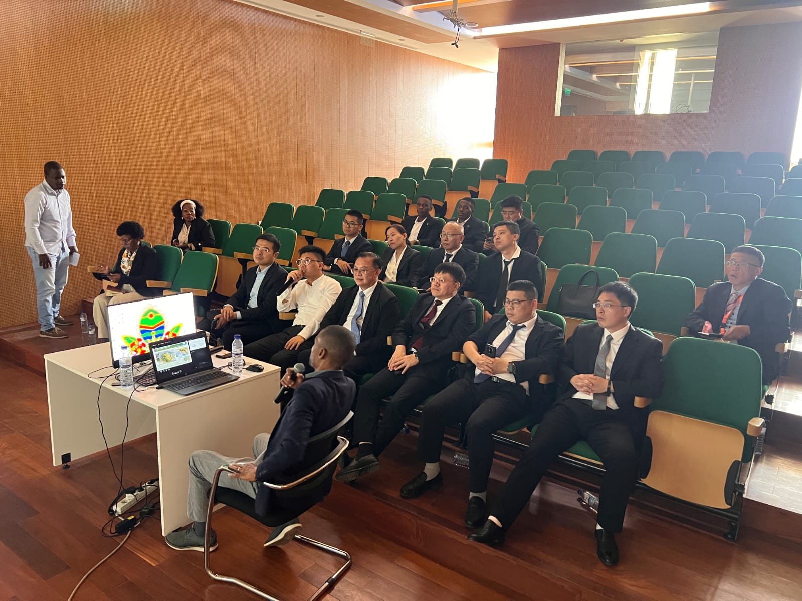Apresentação das iniciativas do Conselho Municipal de Maputo à Delegação do Governo Chinês, com interpretação da Gemini Multiservice
