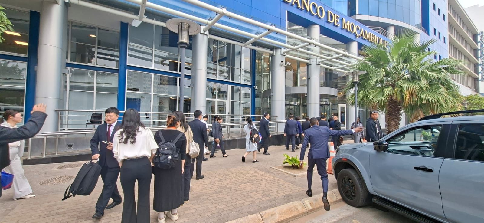 Delegação do Governo Chinês à entrada do Banco de Moçambique