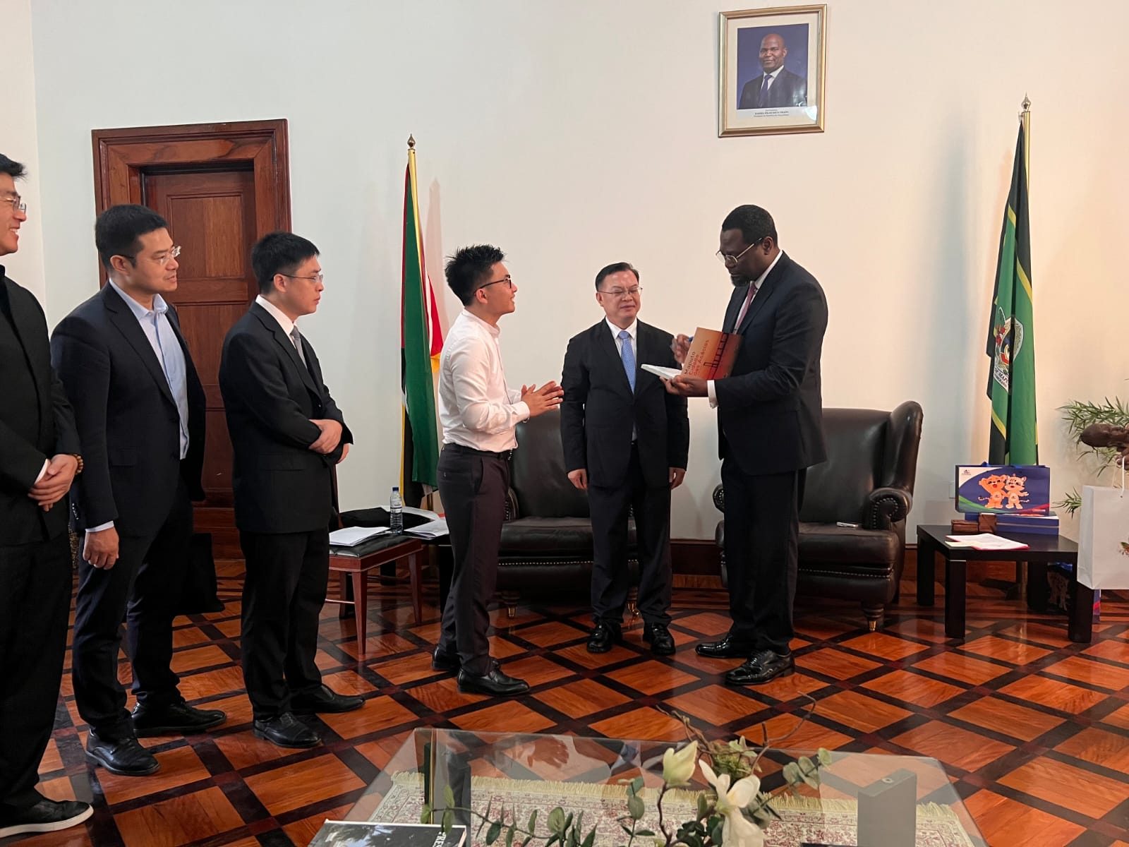 Encontro entre o Presidente do Conselho Municipal de Maputo e a Delegação do Governo Chinês, com tradução da Gemini Multiservice